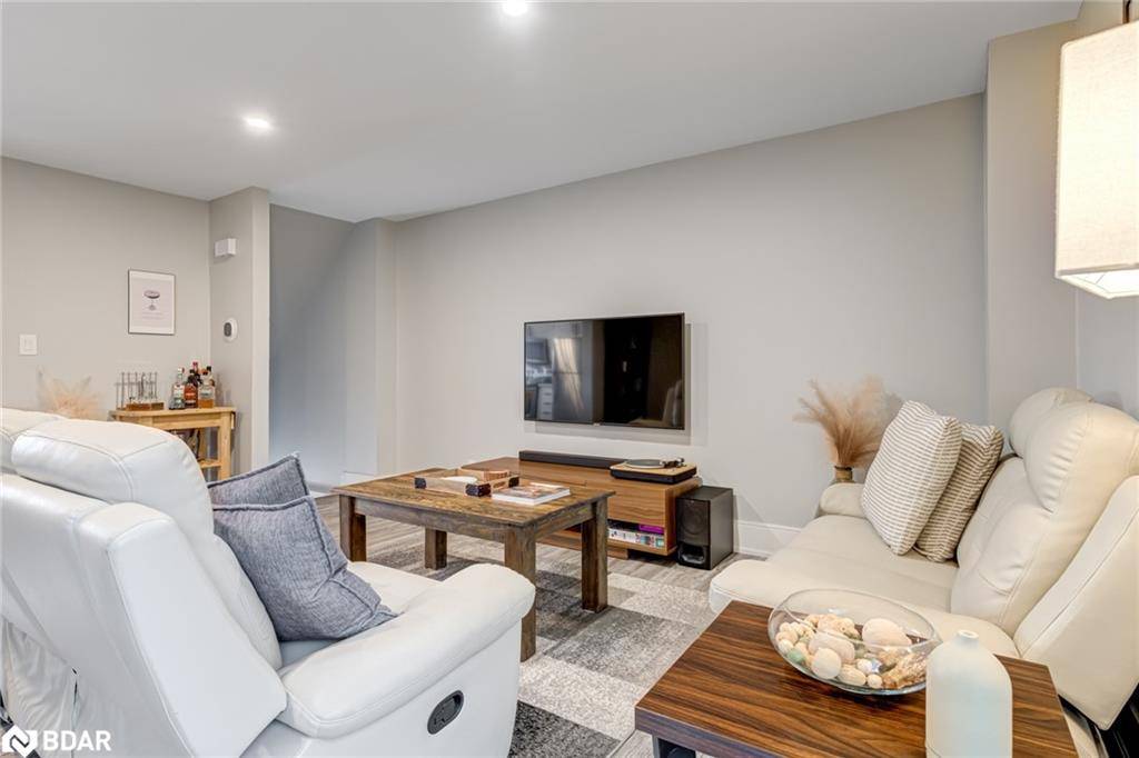 Cambridge, ON N1R 6M2,135 Chalmers Street #21