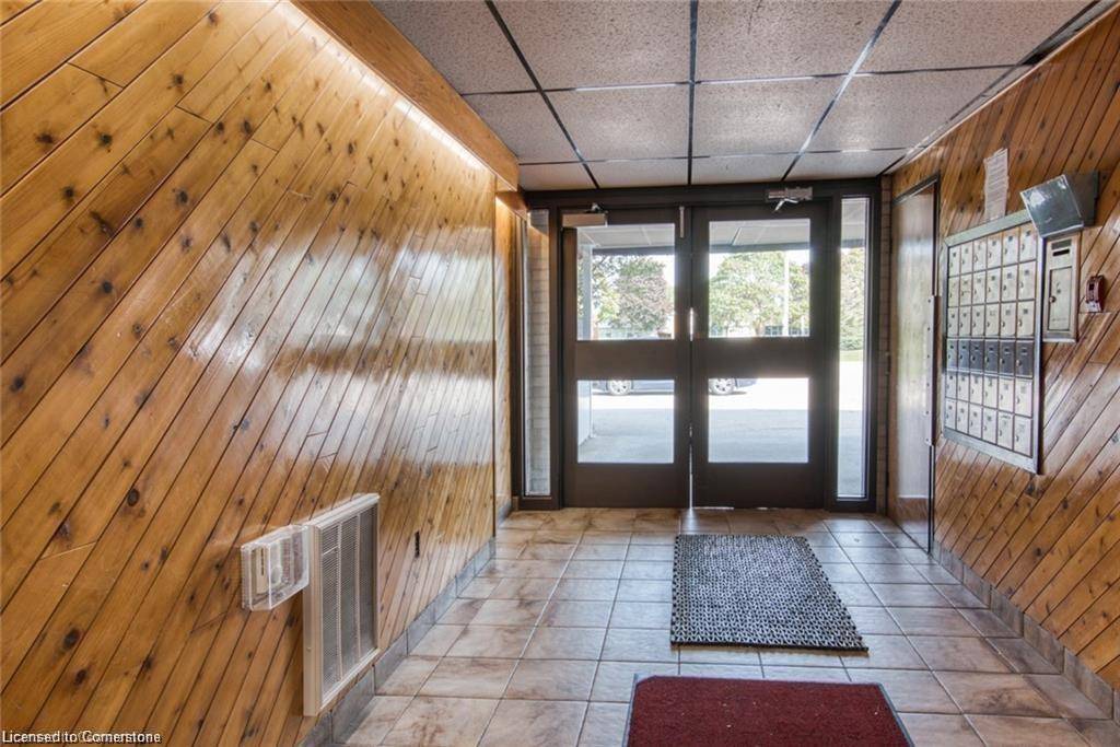 Kitchener, ON N2C 1J4,71 Vanier Drive #211