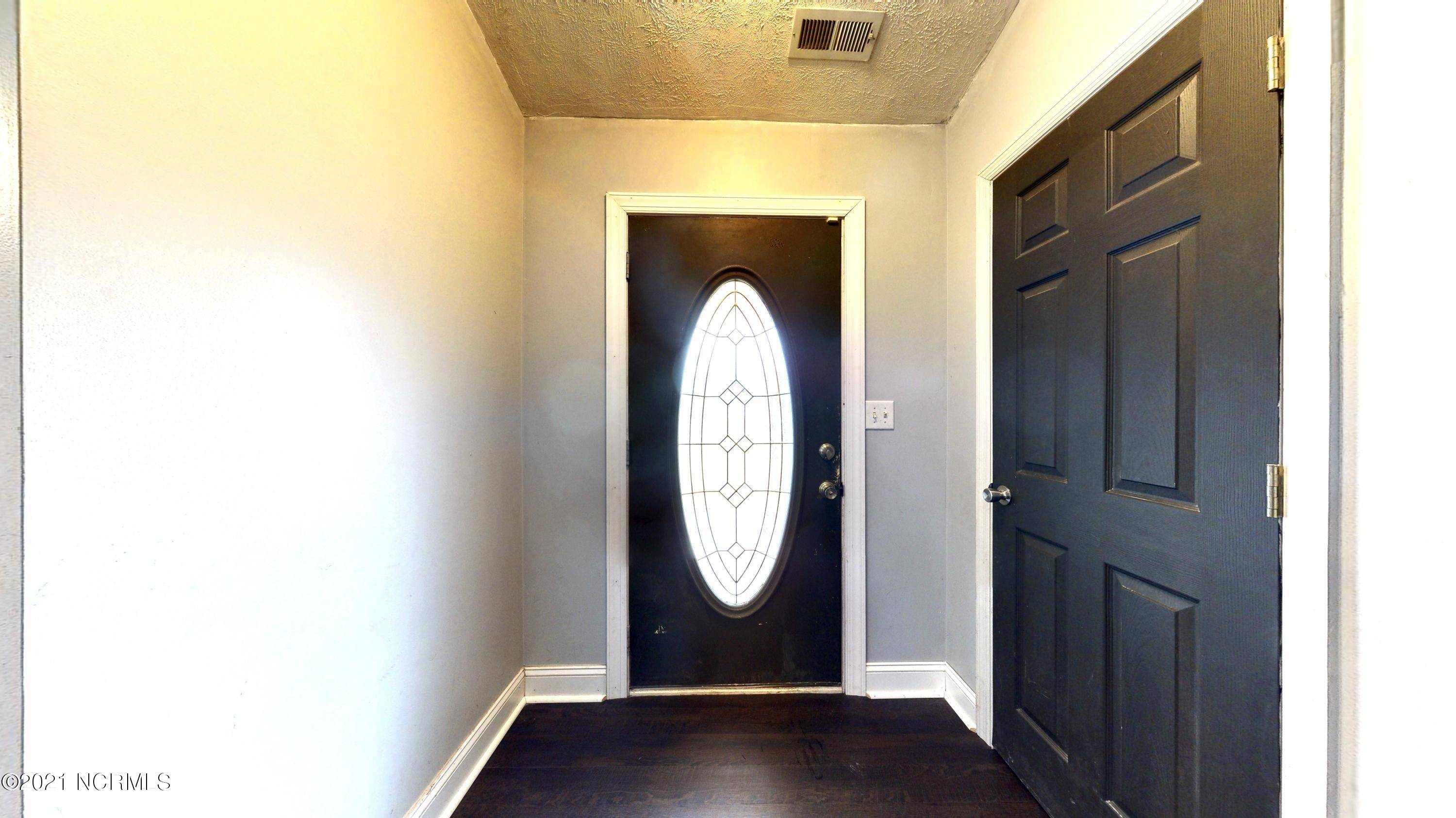 New Bern, NC 28562,5693 County Line RD