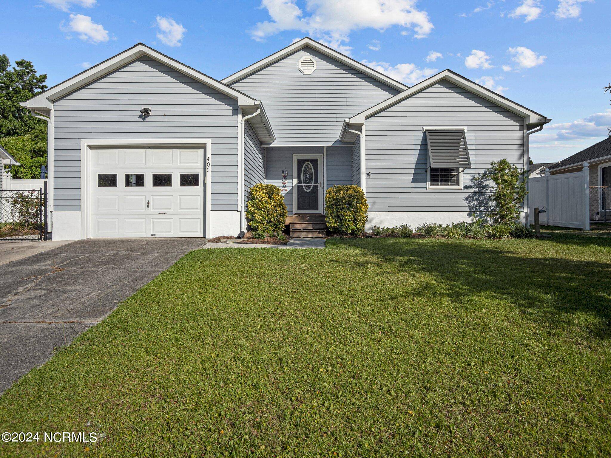 Swansboro, NC 28584,405 Holly LN