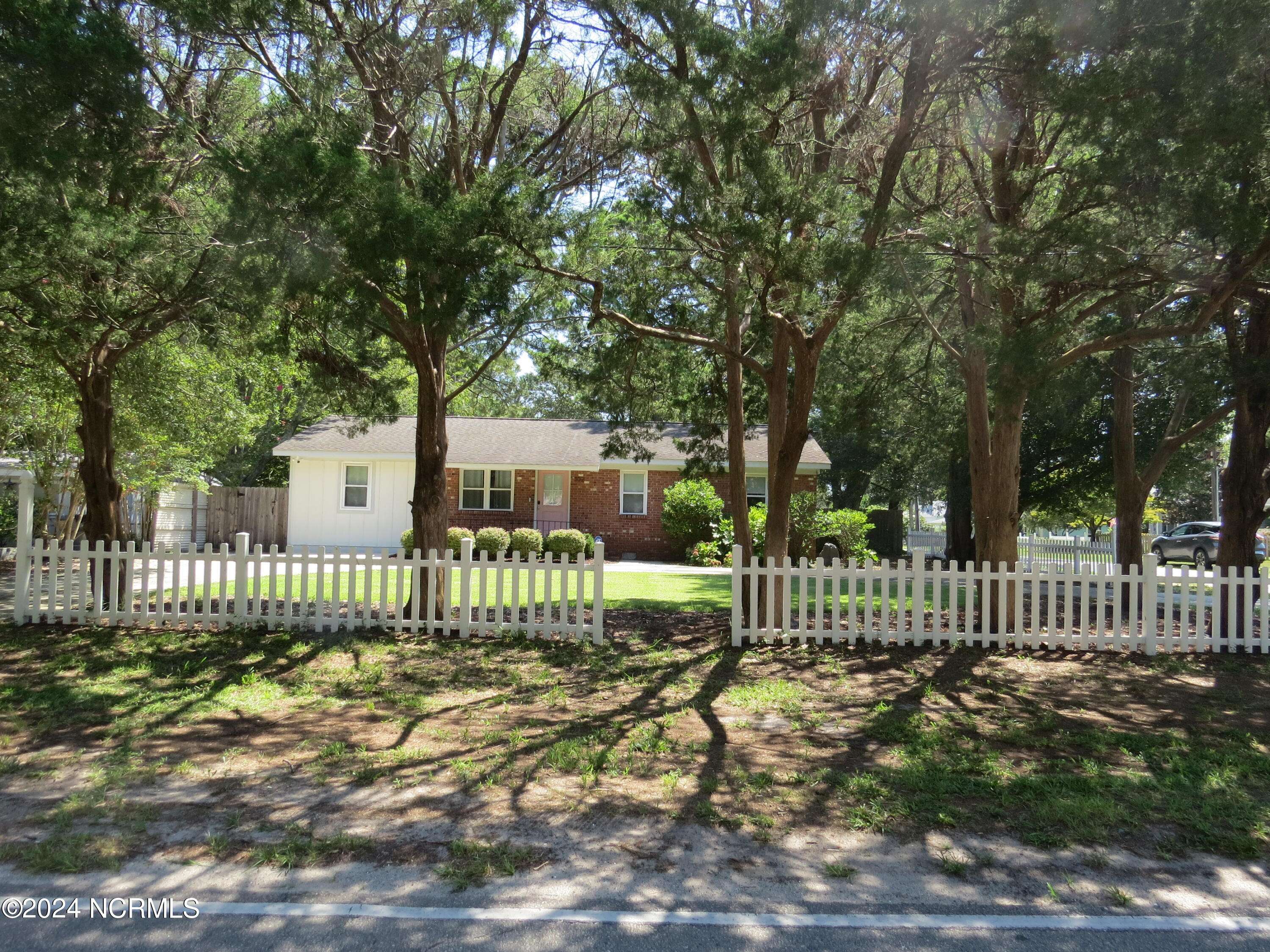 Southport, NC 28461,302 E Leonard ST