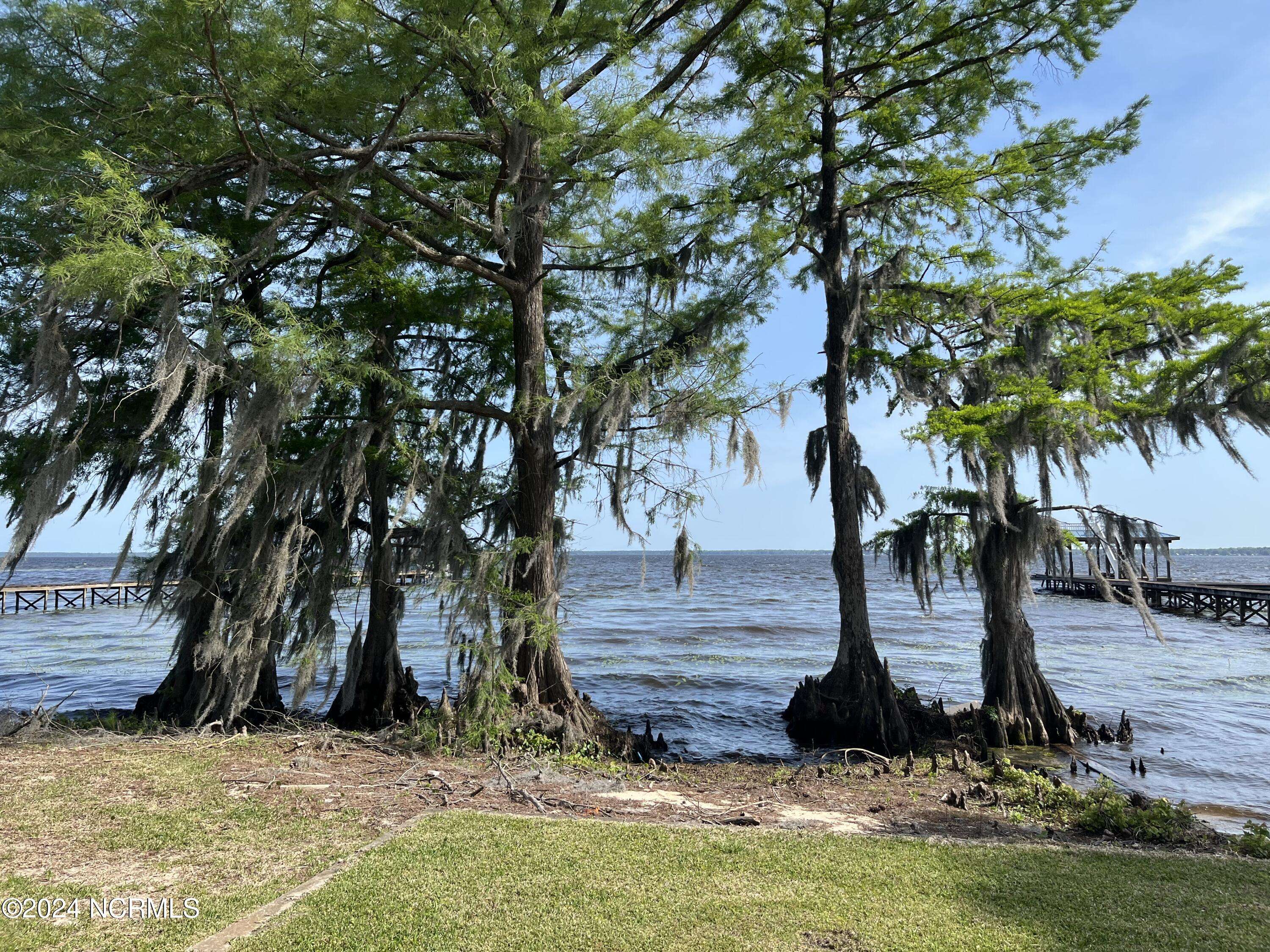 Lake Waccamaw, NC 28450,406 Canal Cove RD