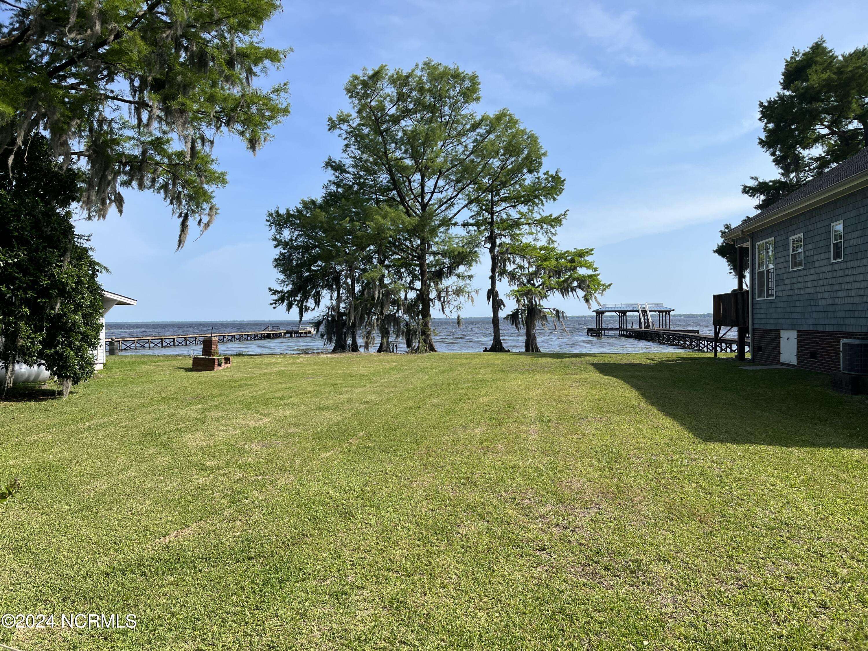 Lake Waccamaw, NC 28450,406 Canal Cove RD