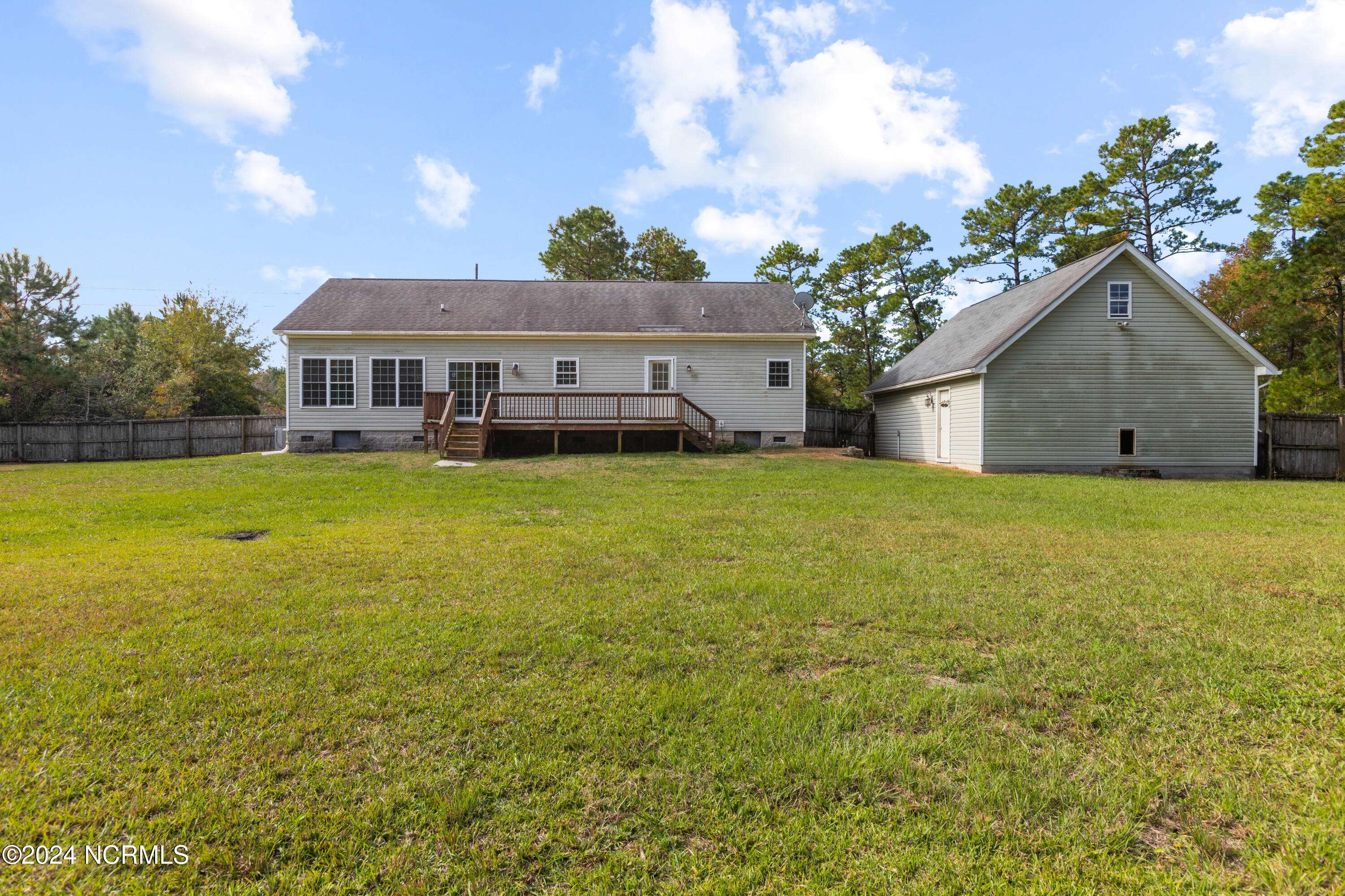 Hubert, NC 28539,301 Sand Ridge RD