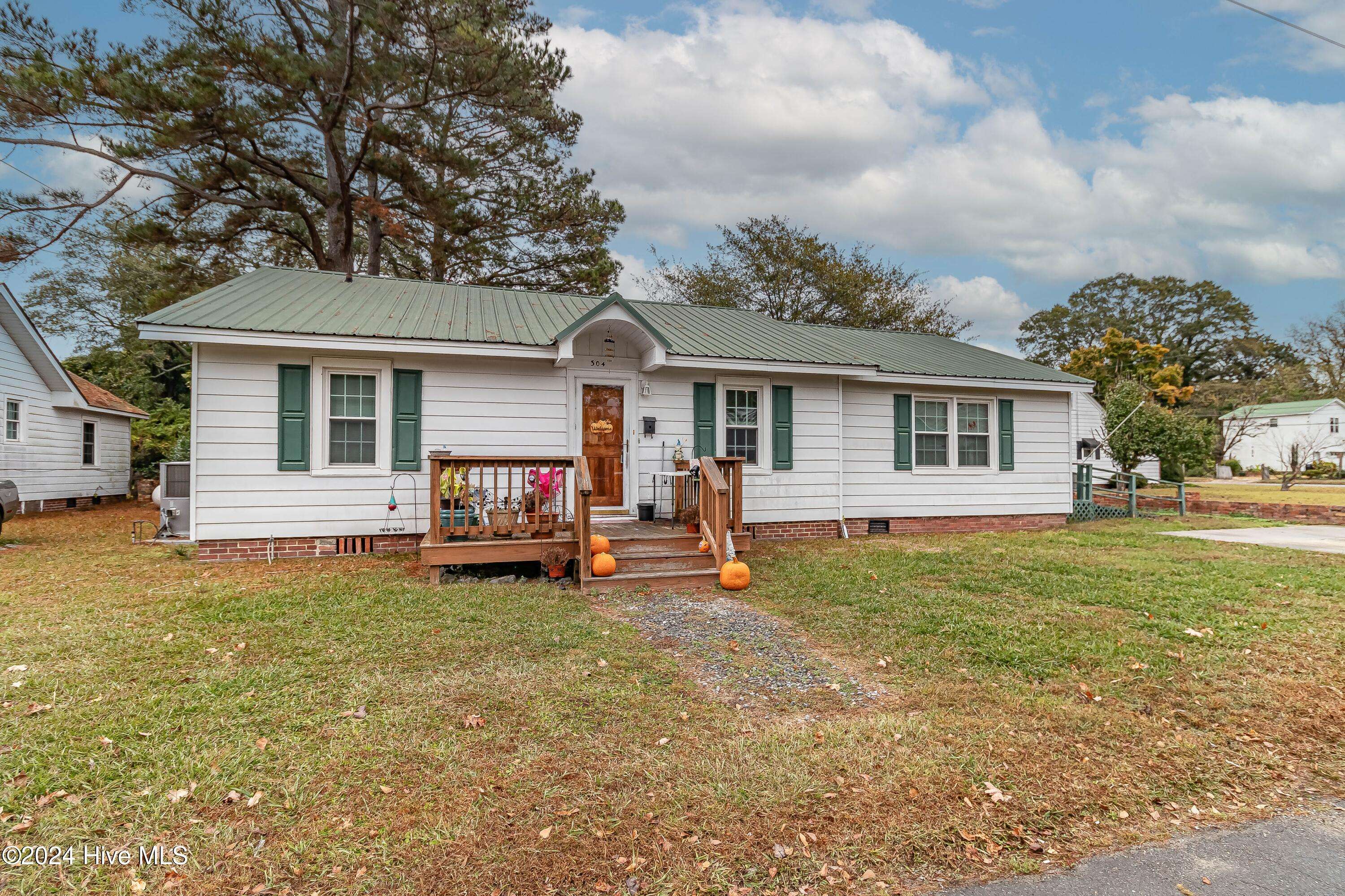 Mount Olive, NC 28365,304 W College ST