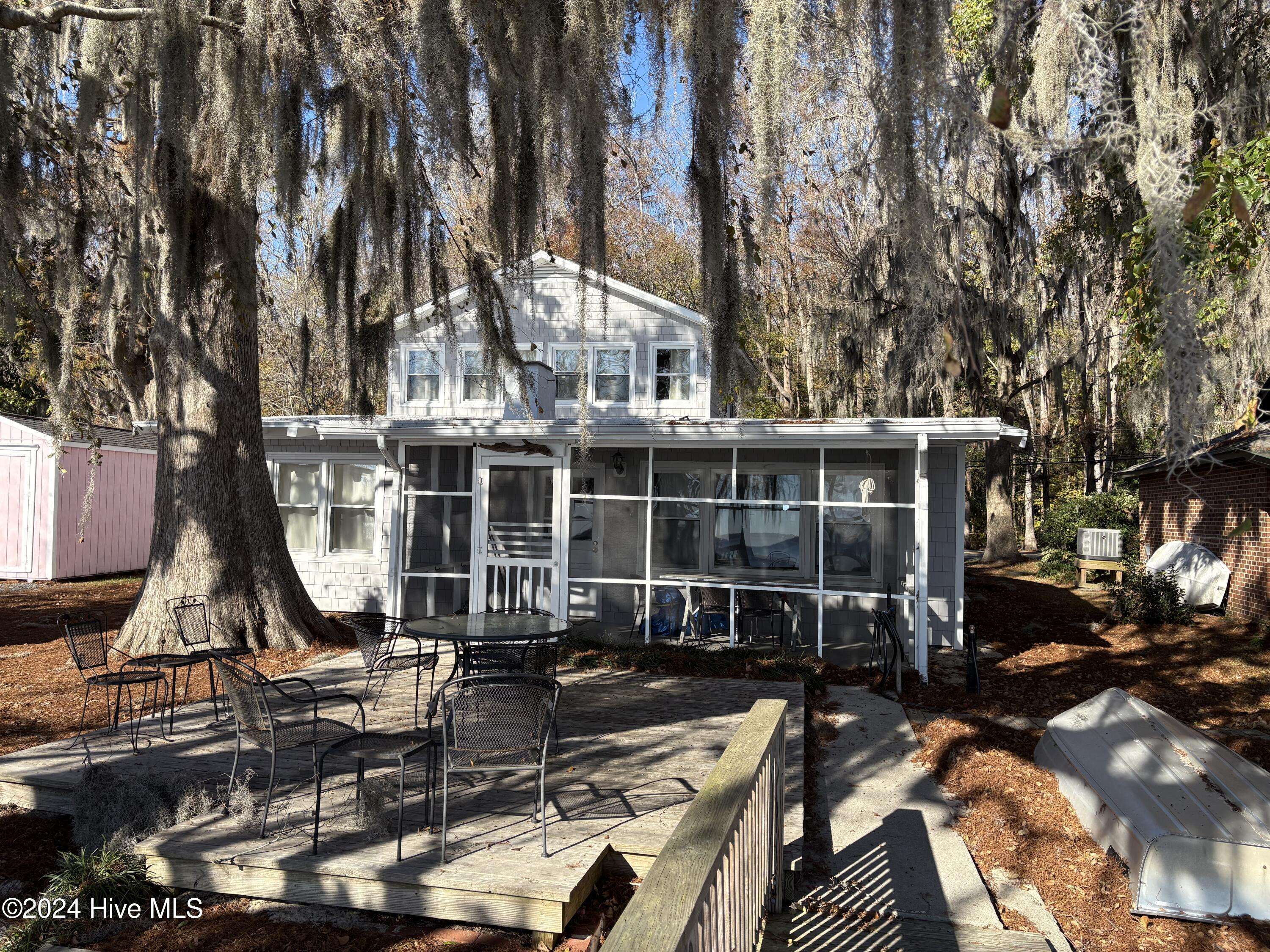 Lake Waccamaw, NC 28450,400 Canal Cove RD