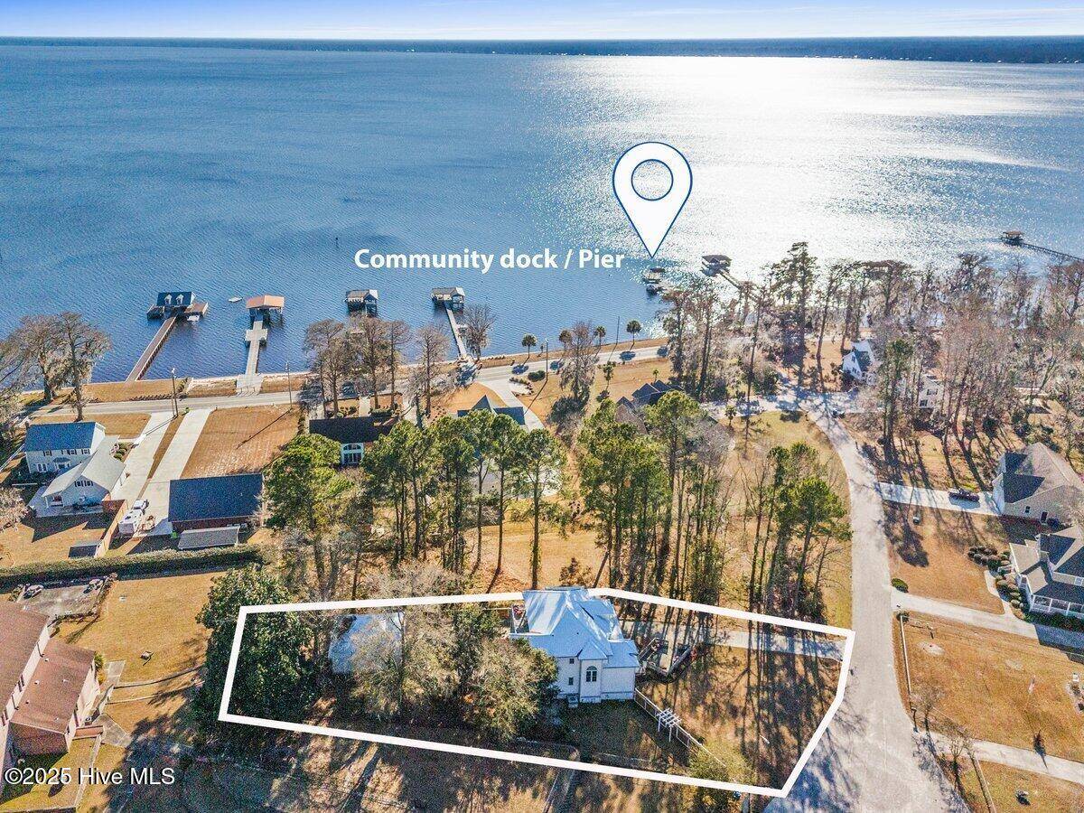 Lake Waccamaw, NC 28450,109 Weaver DR