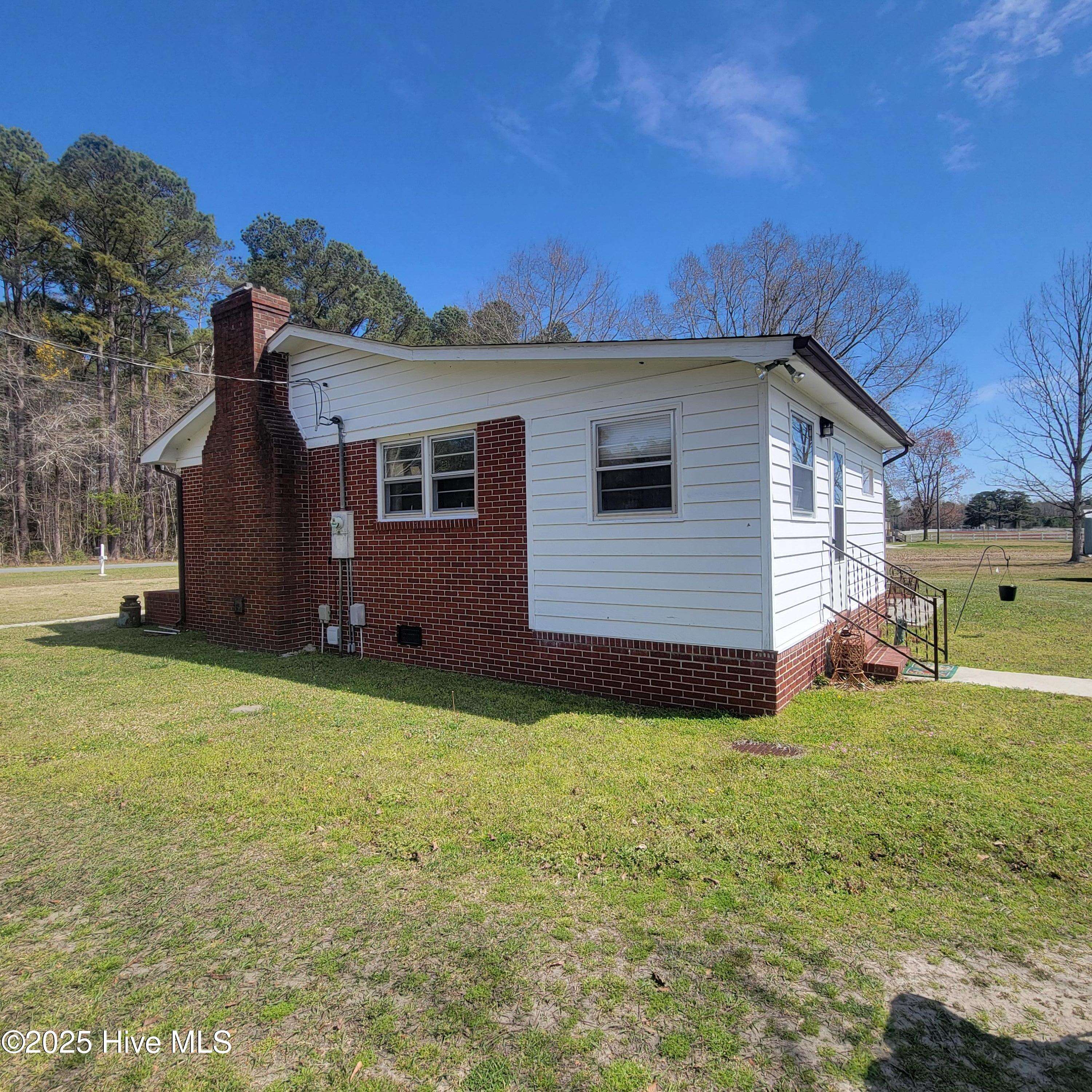 Burgaw, NC 28425,608 Harrell RD