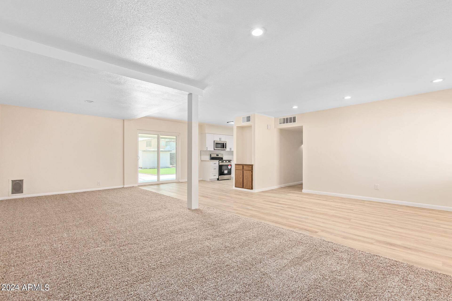 Phoenix, AZ 85020,231 E VOGEL Avenue