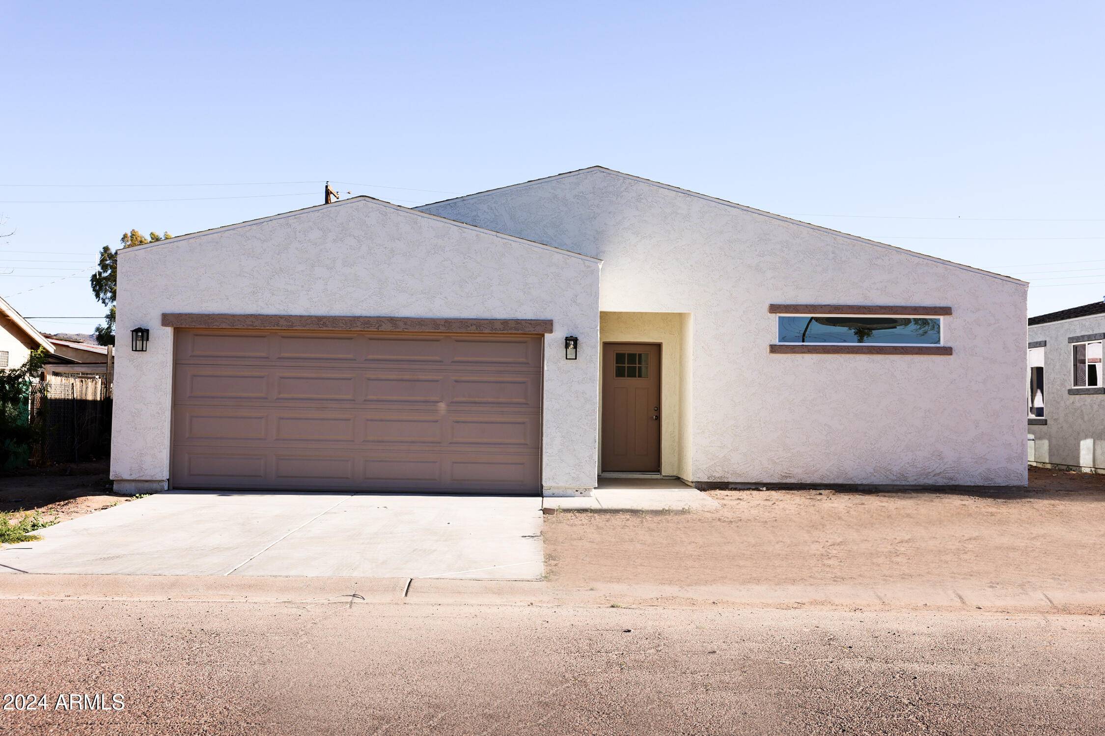 Phoenix, AZ 85041,527 W MOBILE Lane