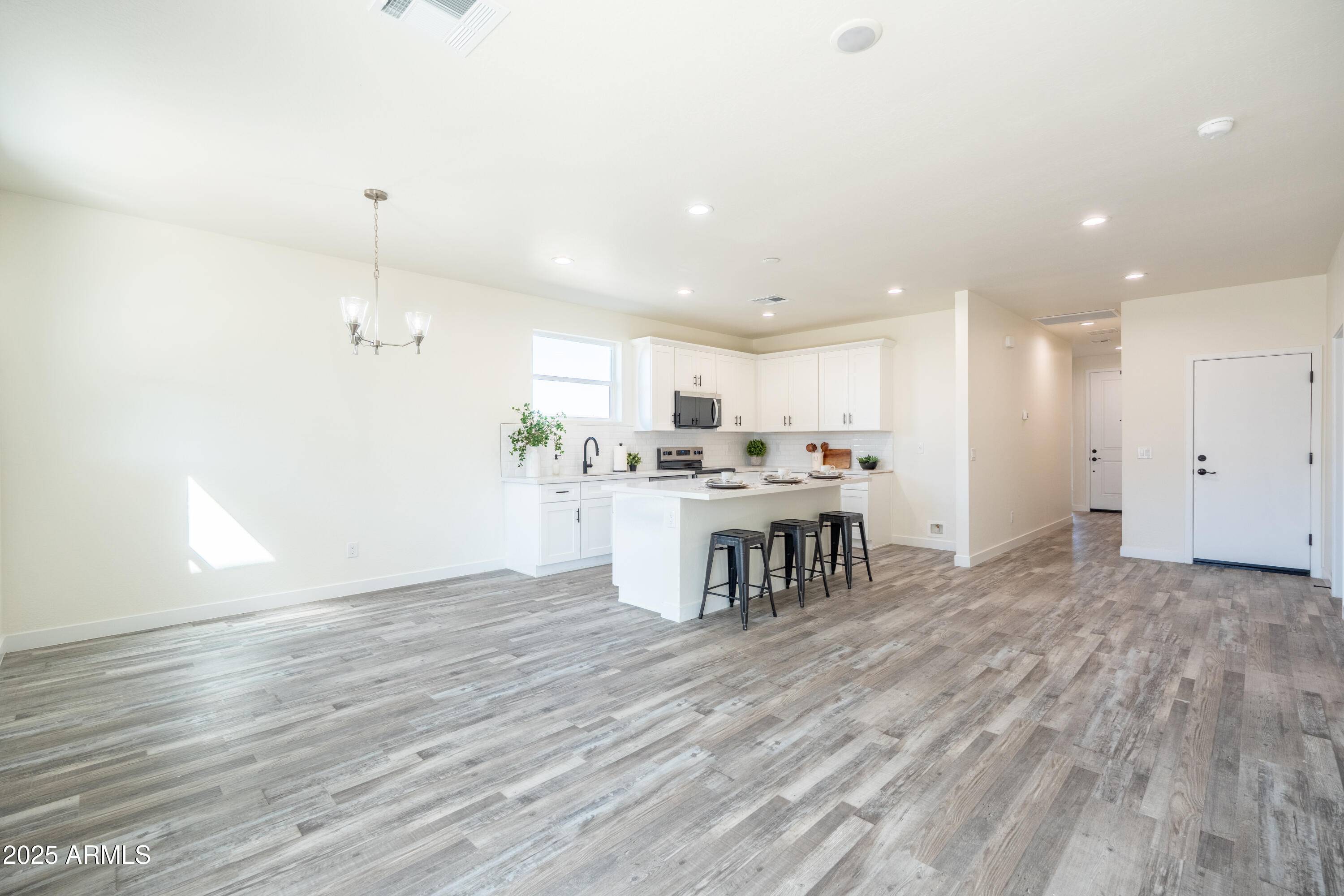 909 E Desert Lane Phoenix, AZ 85042