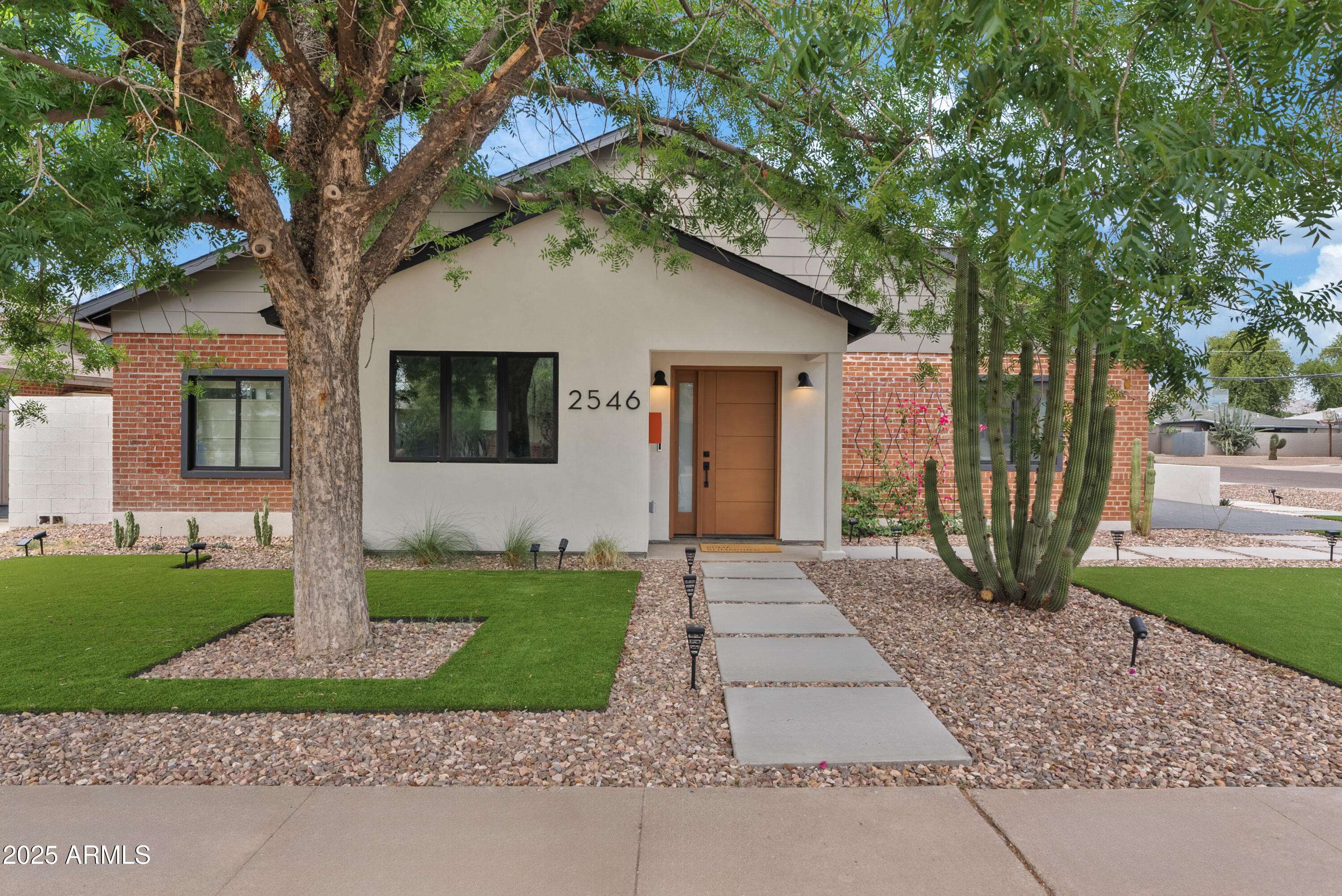 Phoenix, AZ 85016,2546 E ROMA Avenue