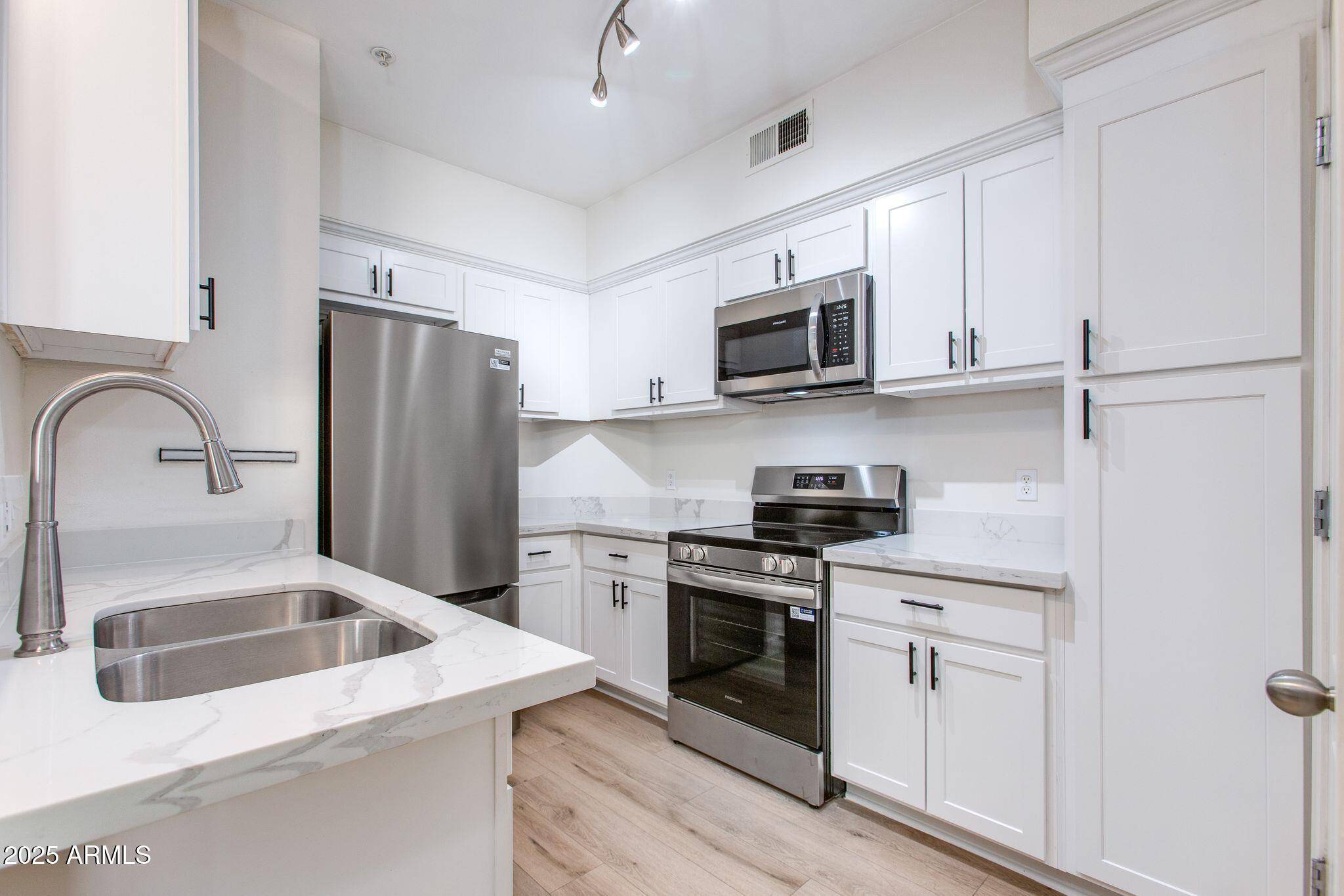 Phoenix, AZ 85016,1701 E COLTER Street #218