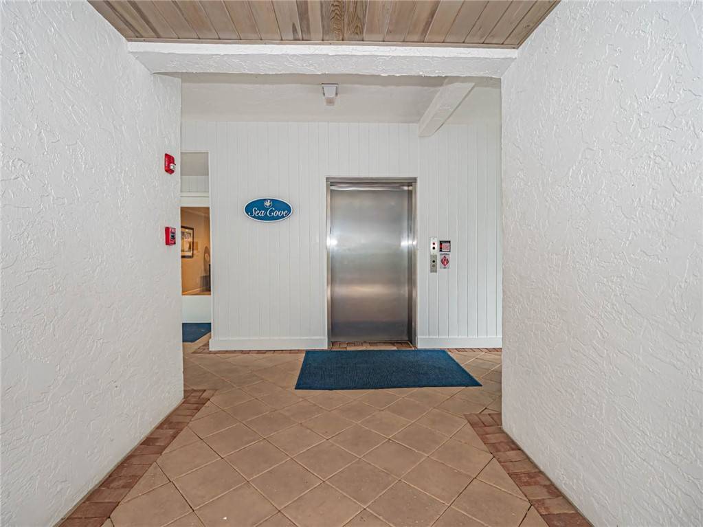 Vero Beach, FL 32963,1700 Ocean DR #305