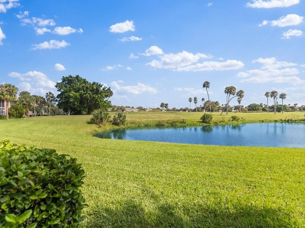 Vero Beach, FL 32962,40 Vista Gardens TRL #106