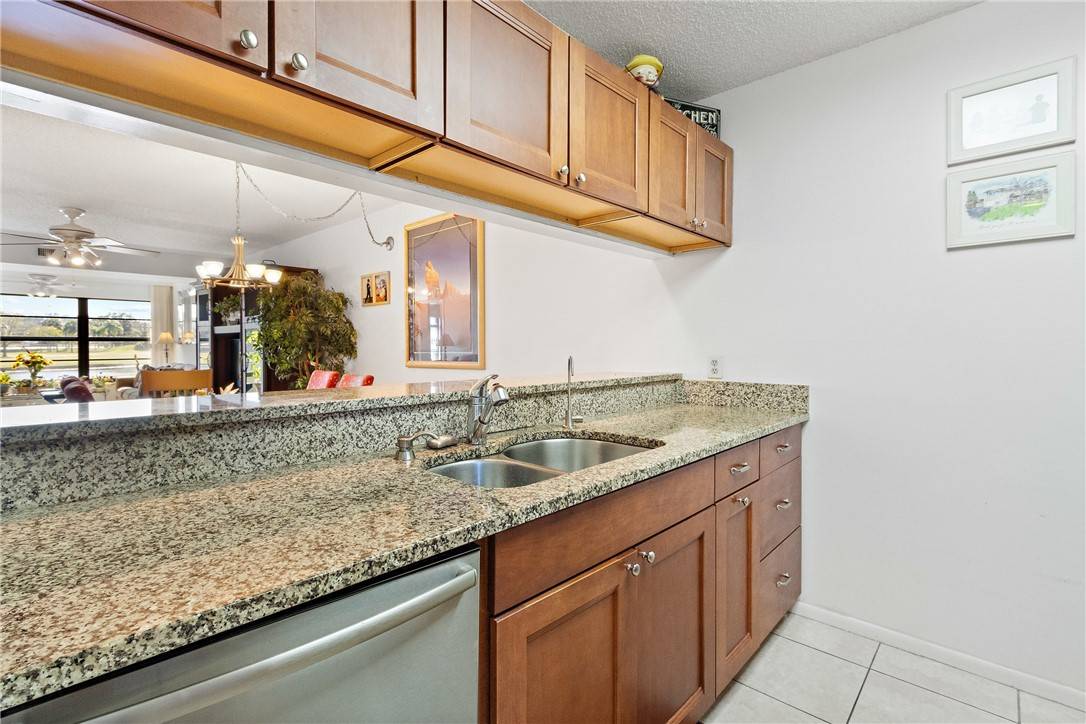 Vero Beach, FL 32966,41 Plantation DR #105