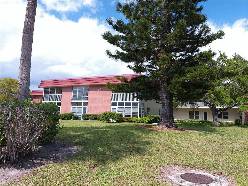 Vero Beach, FL 32962,74 Royal Oak CT #204