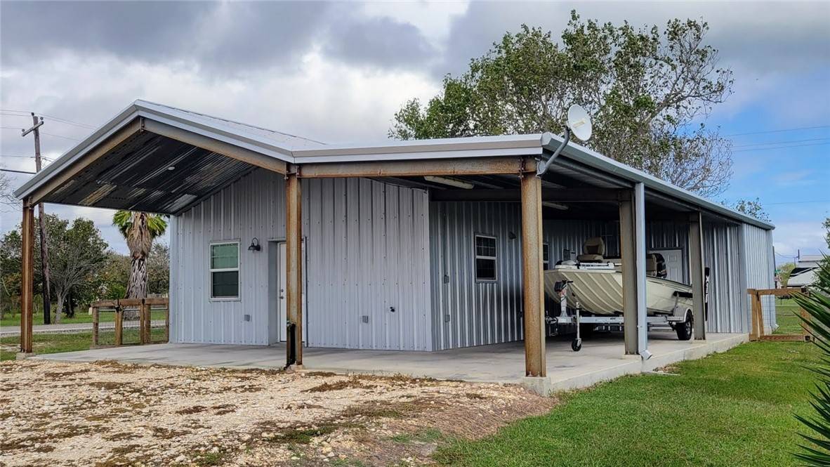 Austwell, TX 77950,207 S Gisler ST