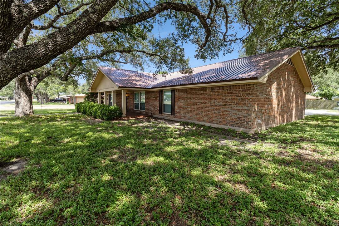 Beeville, TX 78102,510 E Inez ST