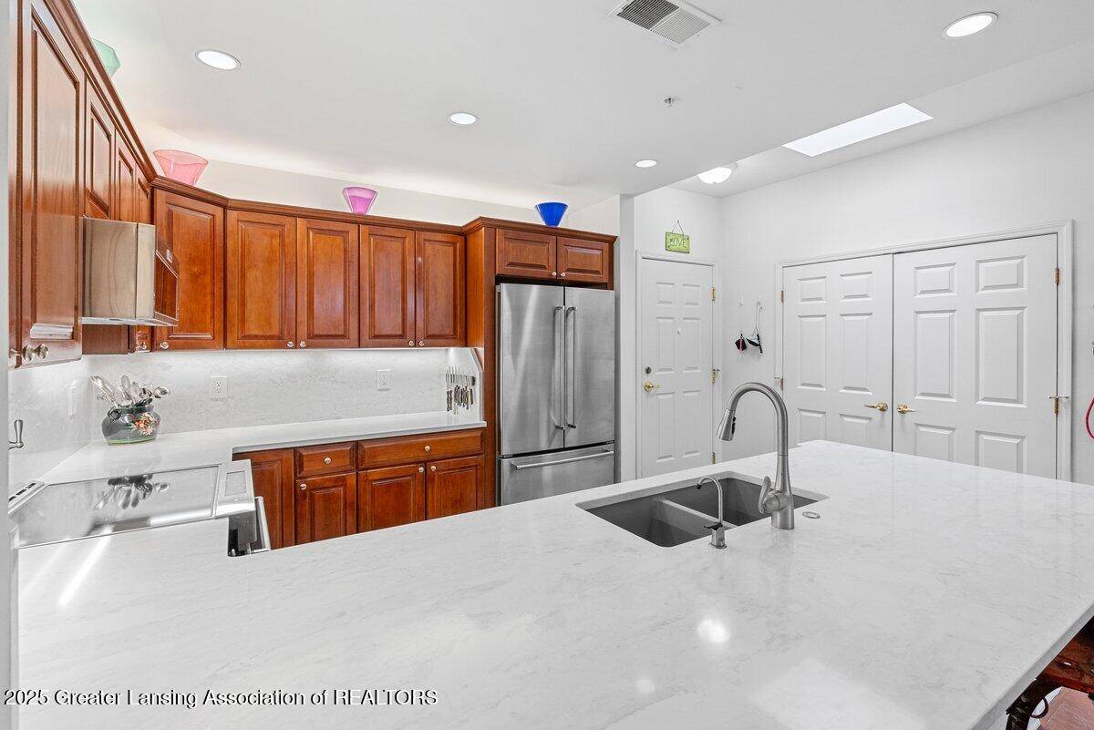 East Lansing, MI 48823,220 Mac AVE #414