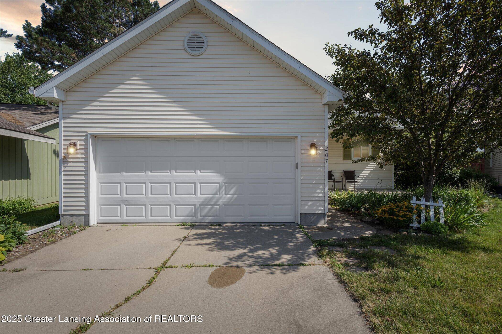 Grand Ledge, MI 48837,207 Queens CT #8
