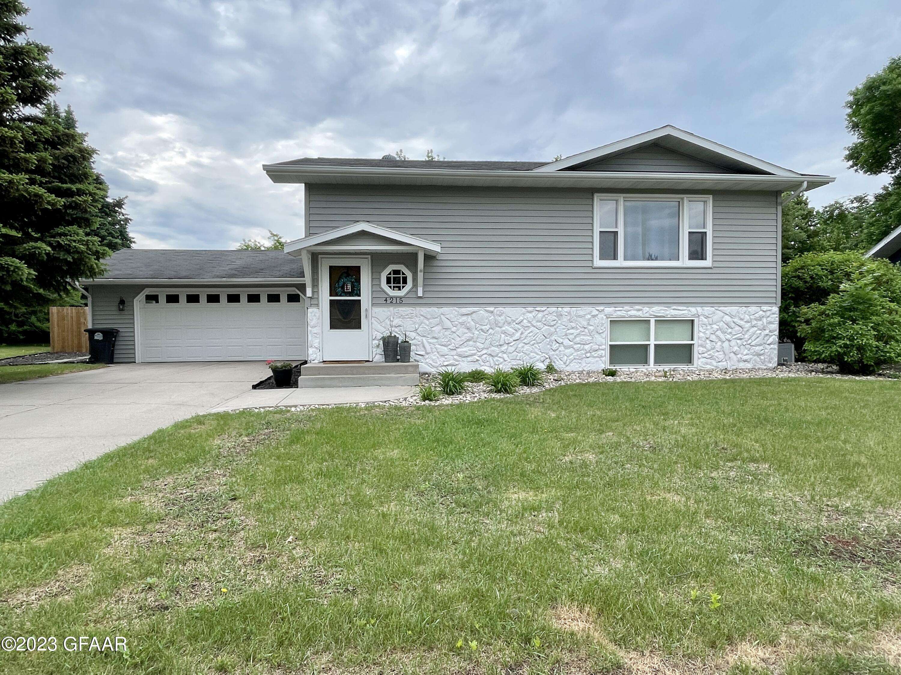 Grand Forks, ND 58201,4215 WALNUT ST