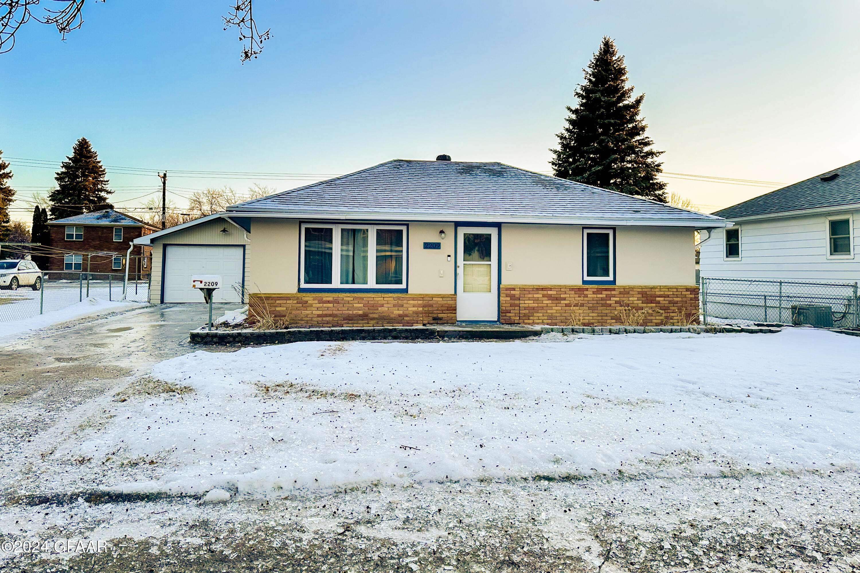 Grand Forks, ND 58203,2209 10TH AVE N