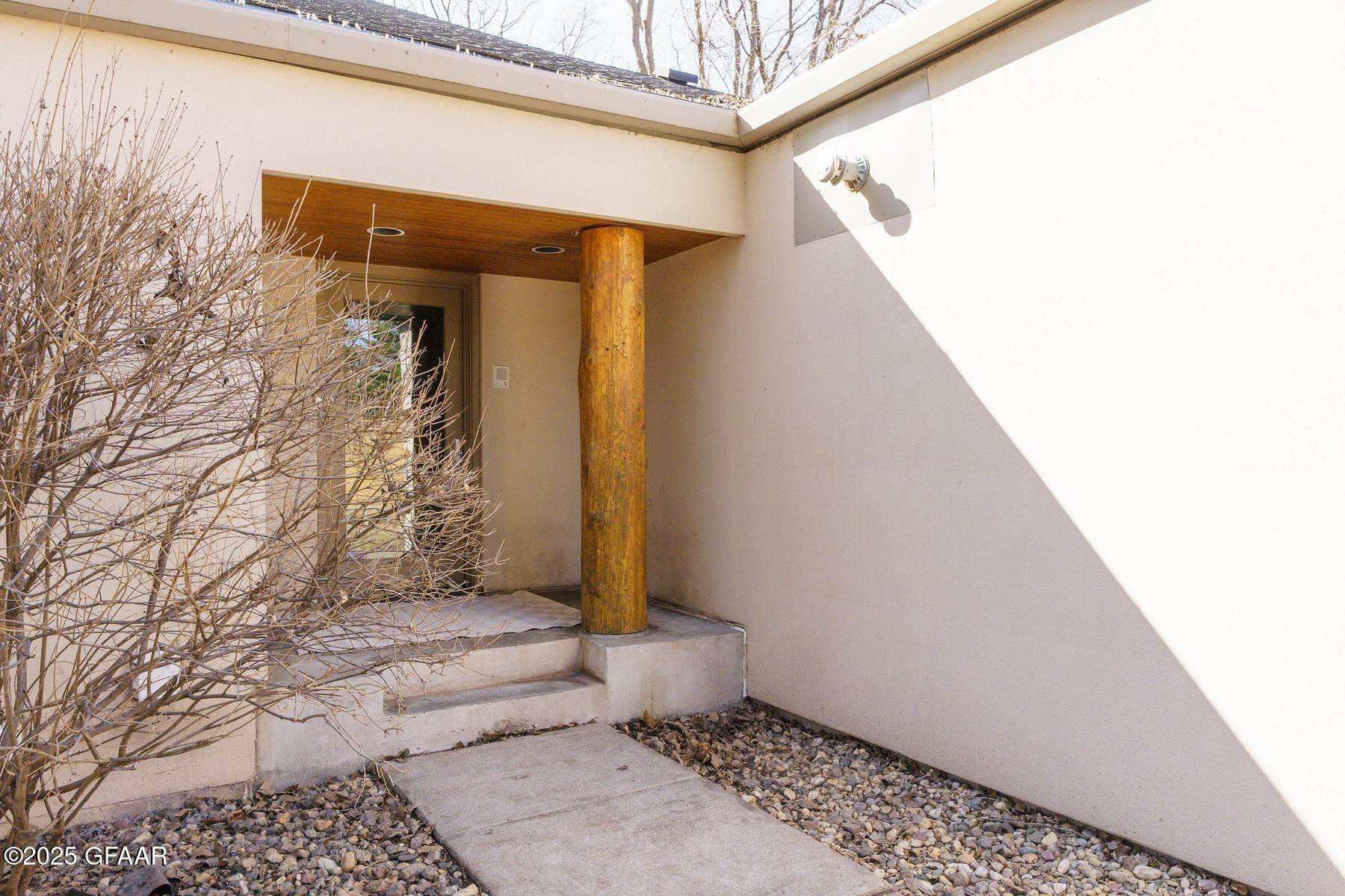 Grand Forks, ND 58201,301 WOODLAND CIR