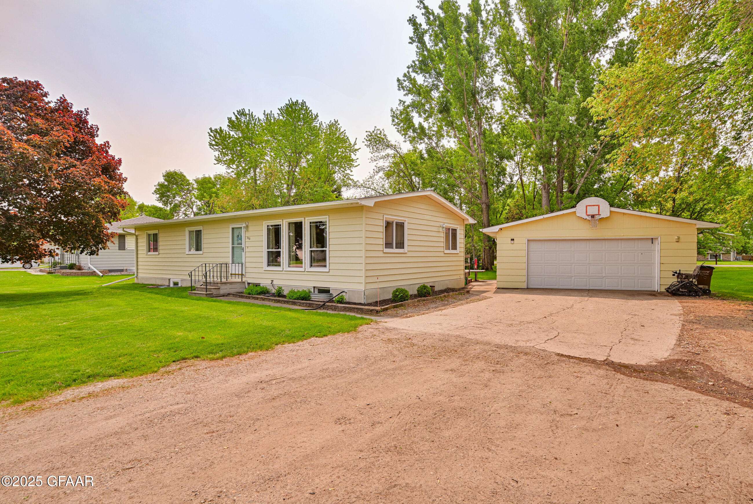 Thompson, ND 58278,320 CRESCENT DR
