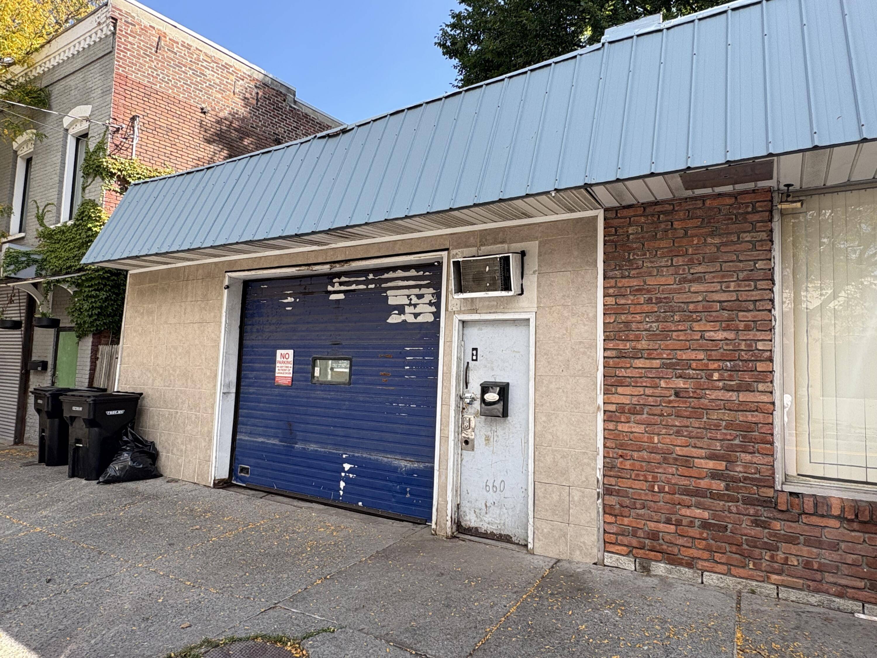 Troy, NY 12180,660 River ST