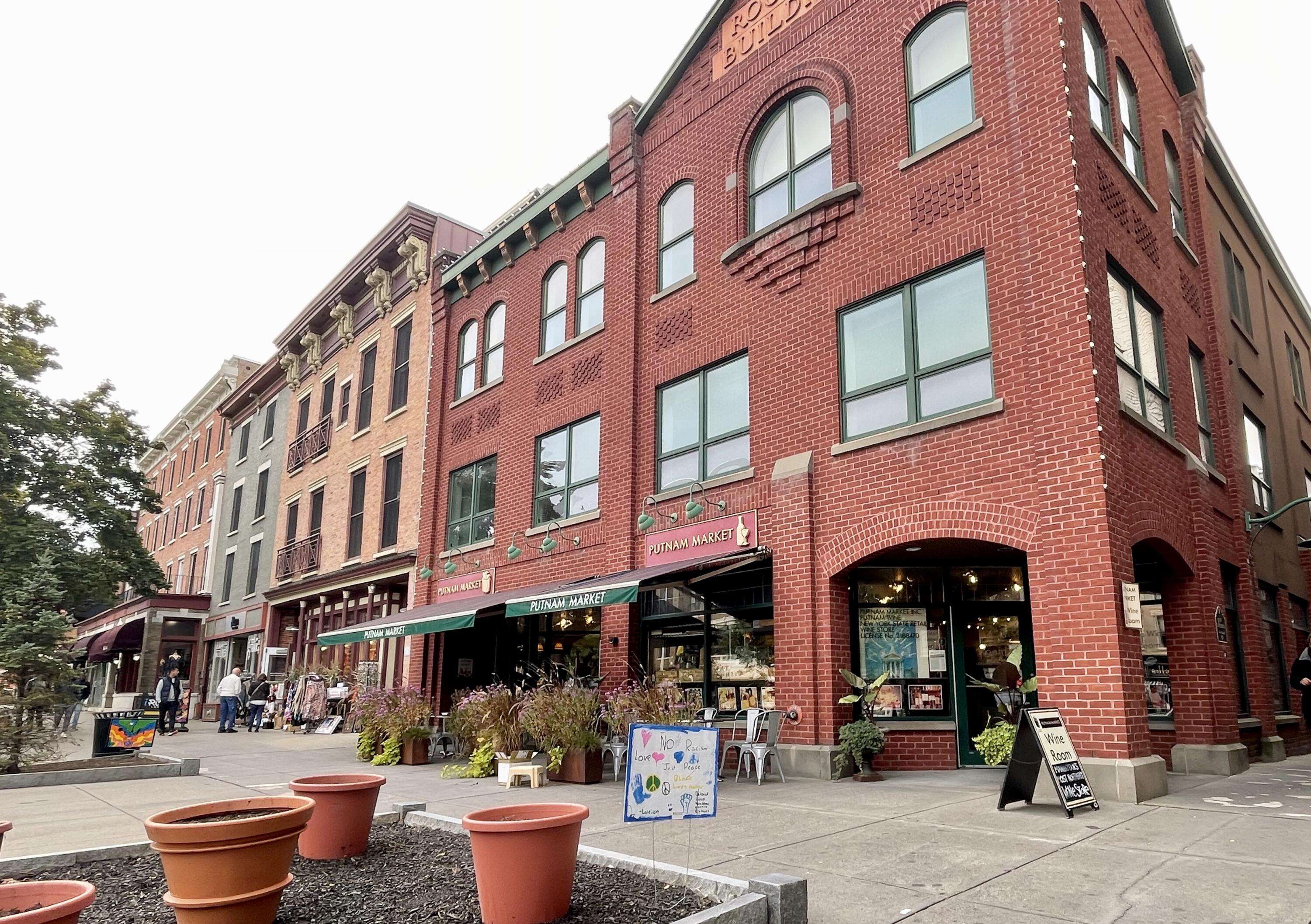 Saratoga Springs, NY 12866,433 Broadway
