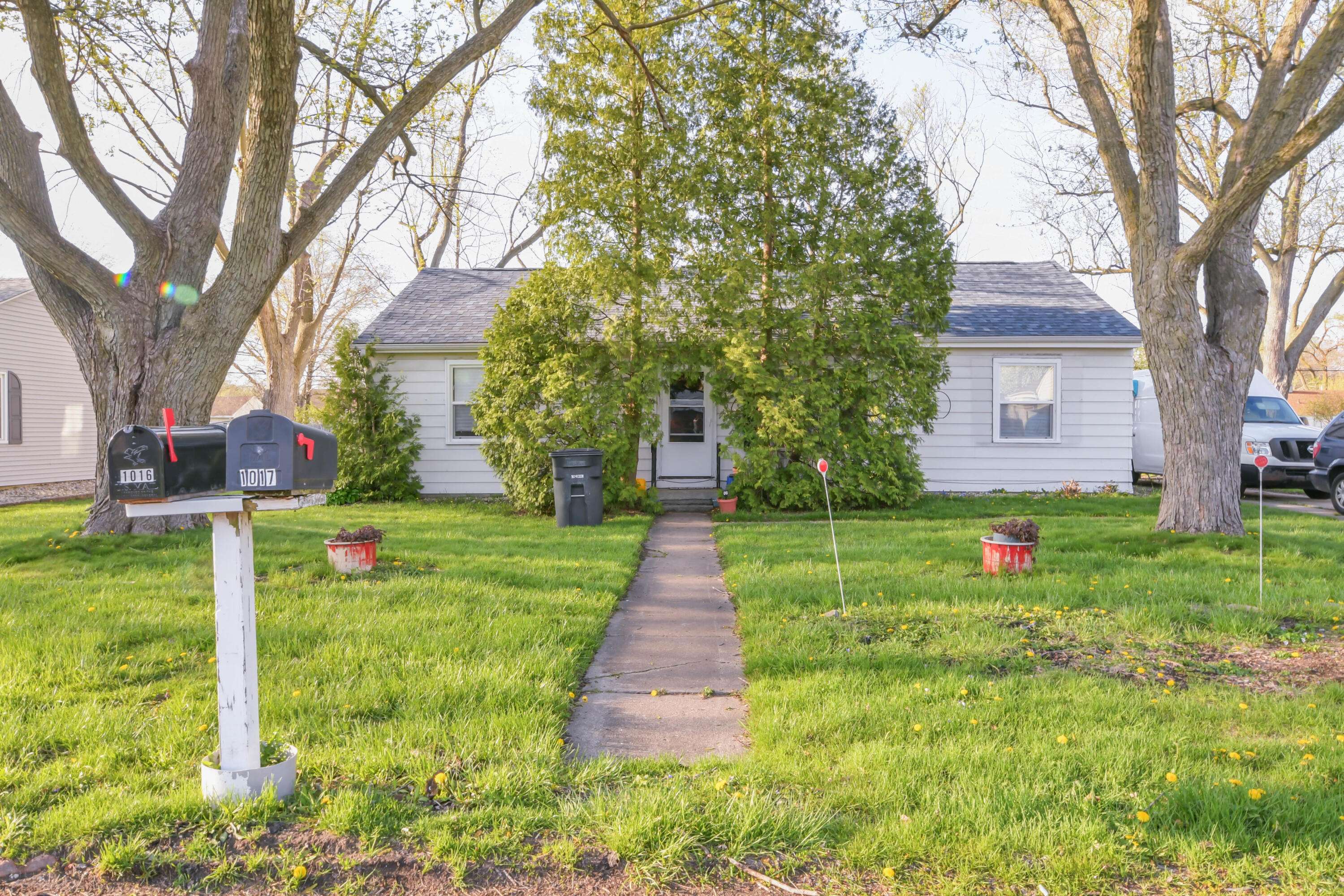 Hobart, IN 46342,1016 W 38th Place