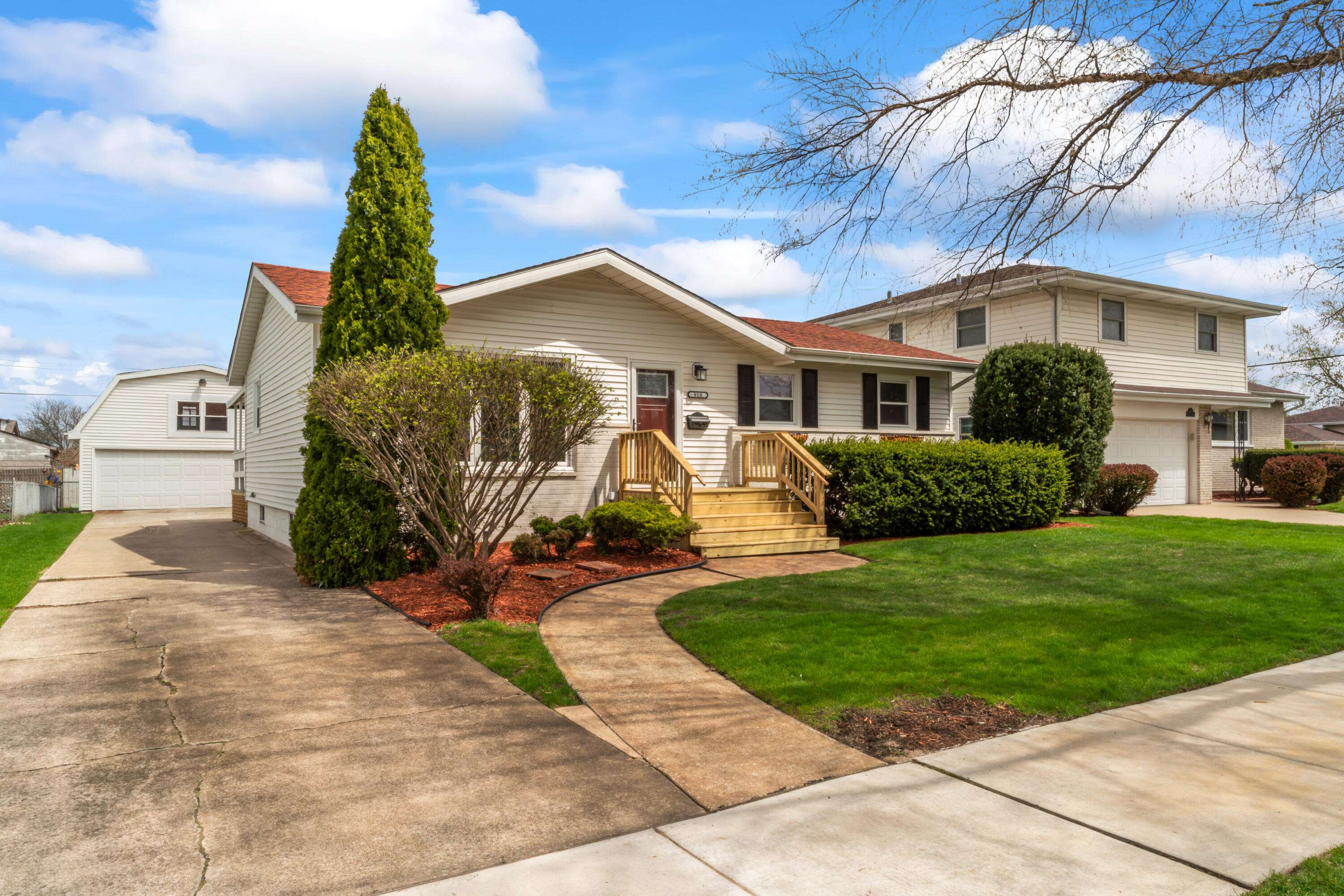 Griffith, IN 46319,910 W Pine Place