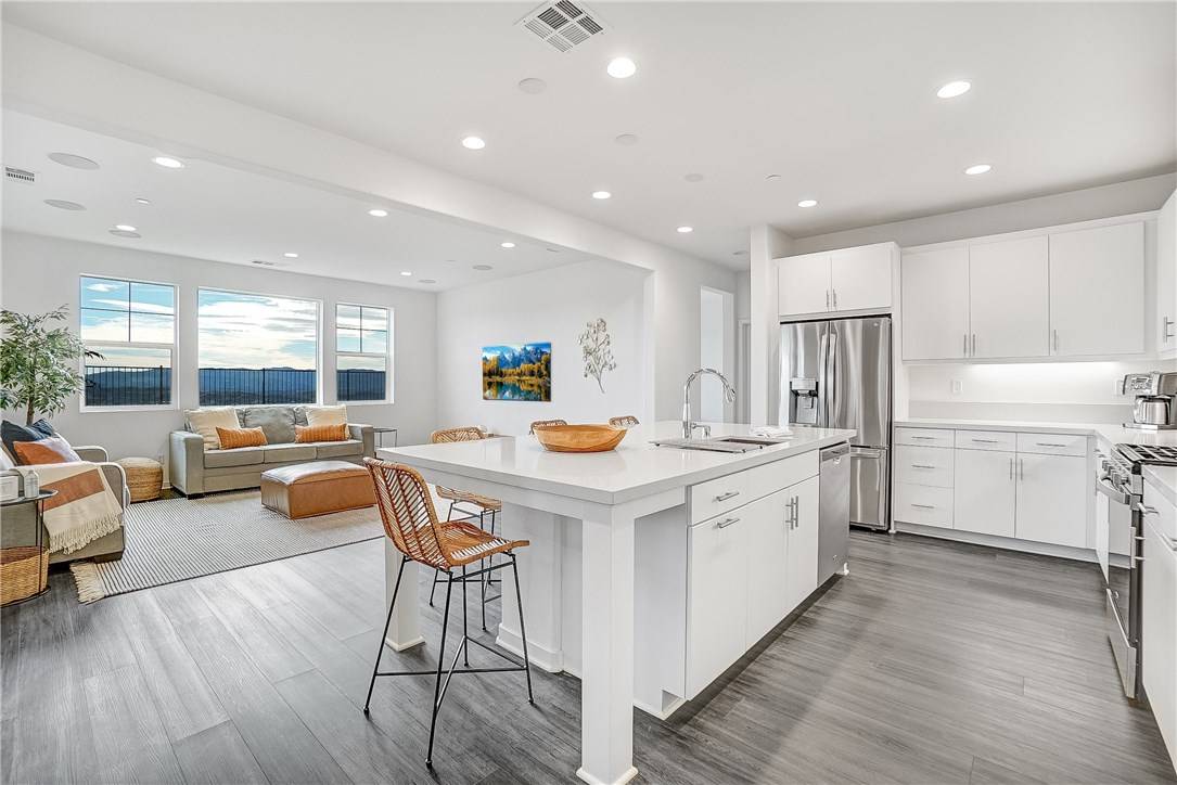 Saugus, CA 91351,17946 Spire CT