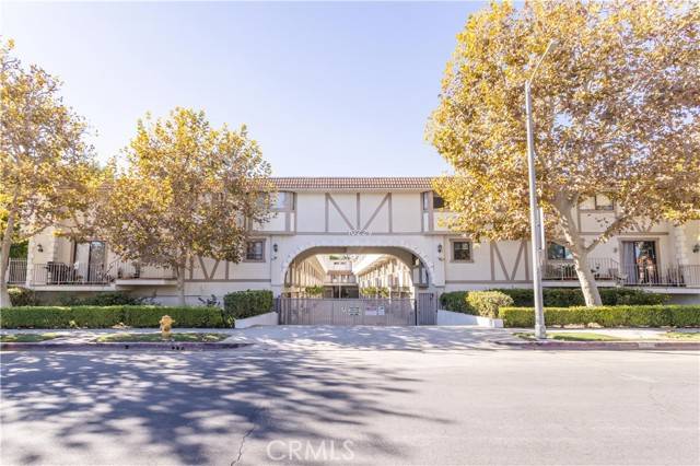 Chatsworth, CA 91311,10229 Variel AVE 17