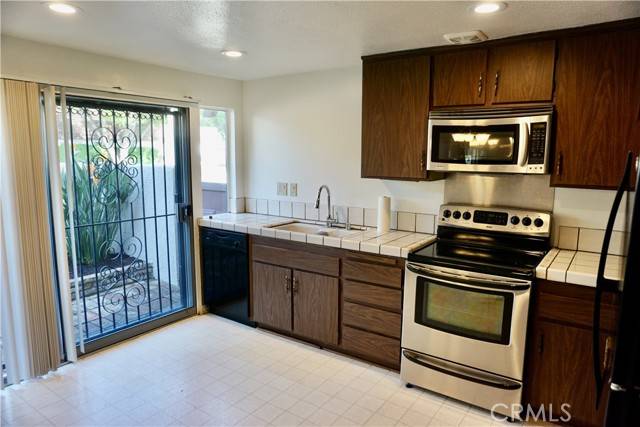 Chatsworth, CA 91311,22335 Devonshire ST