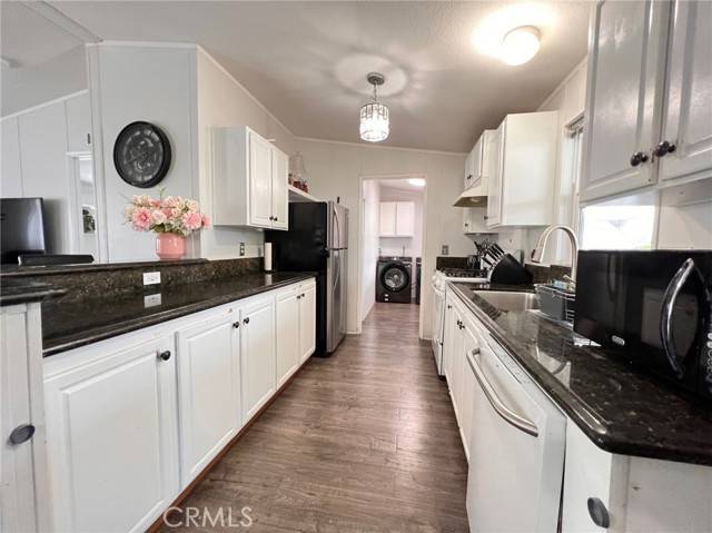 Chatsworth, CA 91311,20652 Lassen ST 105