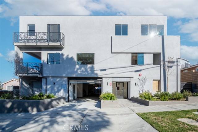 Tujunga, CA 91042,7341 Valmont ST 105