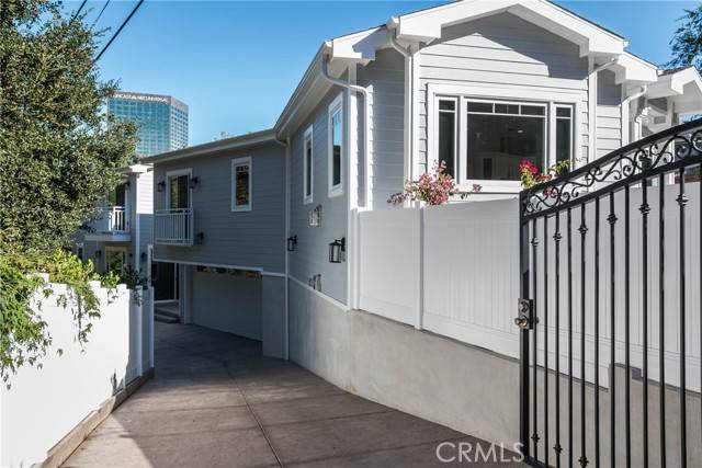 Los Angeles, CA 90068,3698 Fredonia DR