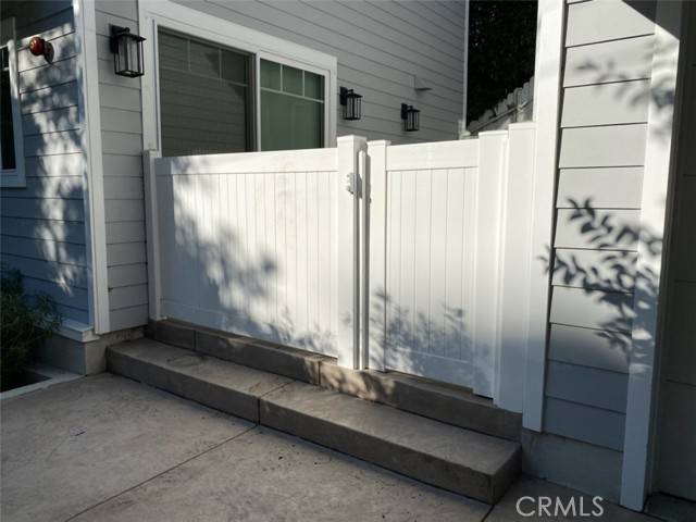 Los Angeles, CA 90068,3698 Fredonia DR