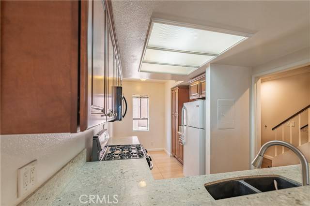 Chatsworth, CA 91311,9906 Owensmouth AVE 22