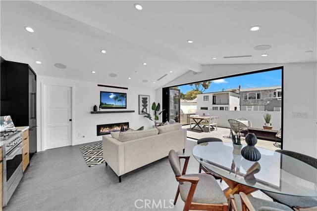 Corona Del Mar, CA 92625,712 .5 Iris