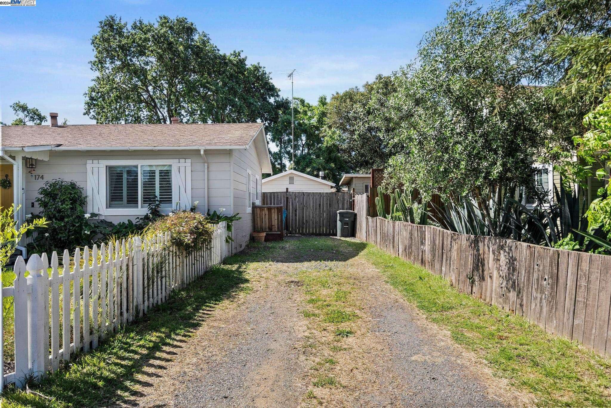 Santa Rosa, CA 95407,174 W Barham Ave