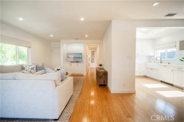 Santa Monica, CA 90405,827 Bay ST 9