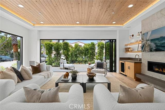 Newport Beach, CA 92661,1717 E Ocean BLD