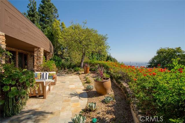 Los Angeles, CA 90069,1450 Forest Knoll DR