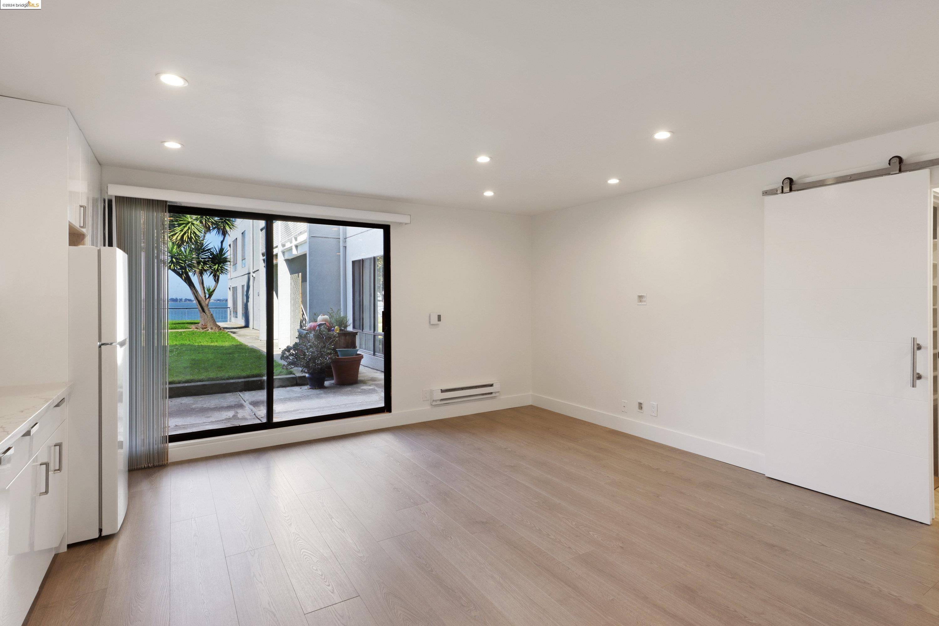 Emeryville, CA 94608,4 Captain Dr E211