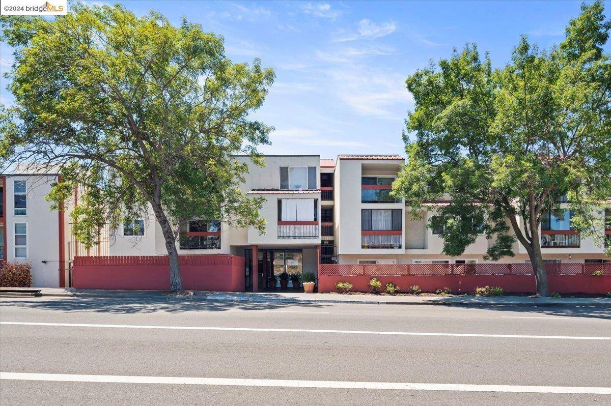 Oakland, CA 94611,2005 Pleasant Valley Ave 211