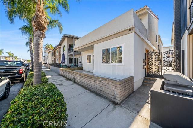 Newport Beach, CA 92661,907 E Balboa BLD