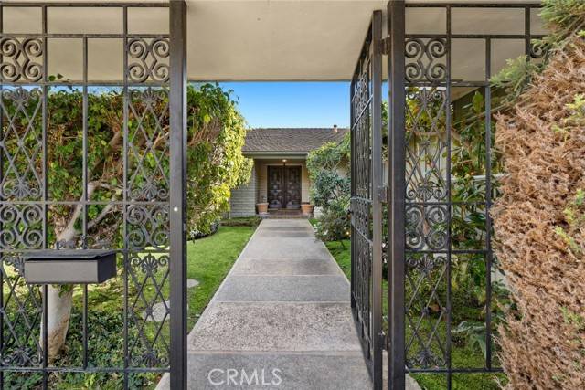 Newport Beach, CA 92660,1056 Santiago DR